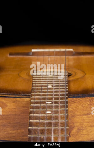 isolierte Teil der Gitarre auf schwarz Stockfoto