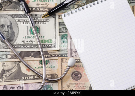 Pad und Stethoskop auf US-Dollar Stockfoto