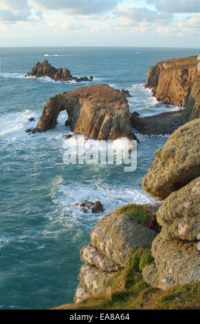 Blick vom Carn jubeln über Zawn Wells zu den felsigen Inseln Enys Dodnan und The bewaffneten Ritter & Carn Greeb Klippen Lands End Pe Stockfoto