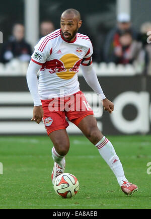 Washington, DC, USA. 8. November 2014. 20141108 - New York Red Bulls vorwärts Thierry Henry (14) Werke den Ball nach vorne gegen D.C. United in der zweiten Jahreshälfte eine MLS Eastern Conference Halbfinale im RFK Stadium in Washington. Die Red Bulls erweiterte in der MLS Eastern Conference Finale gegen Vereinigte auf aggregierten Ziel insgesamt 3: 2. Bildnachweis: Chuck Myers/ZUMA Draht/Alamy Live-Nachrichten Stockfoto