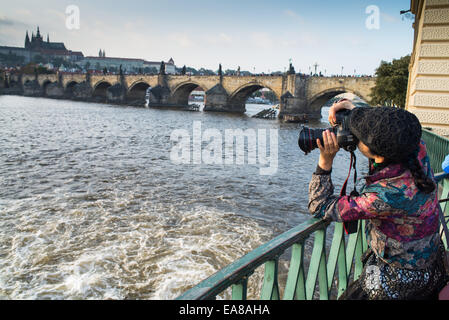 Asiatische Touristen sind das Fotografieren in Prag, Tschechische Republik, Europa Stockfoto