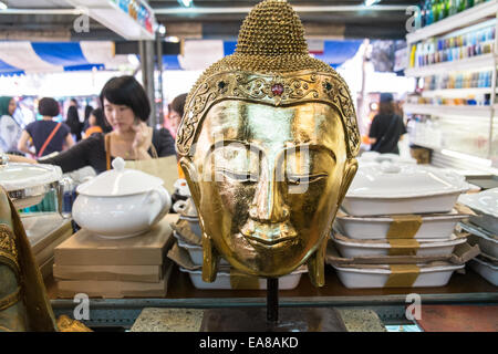 Touristen, Tourist,, Geschenke Shop, suchen, an, browsen, kaufen, Souvenir, Andenken, Buddha, Statue, Kopf, chatuchak, Markt, Wochenende, Bangkok, Thailand, Asien, Stockfoto