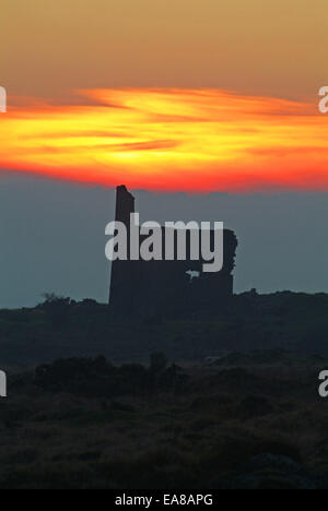 Dramatischen Sonnenuntergang über Zinn mine Motor Haus Ruinen auf Bodmin Moor an Schergen Caradon South East Cornwall South West England UK Stockfoto