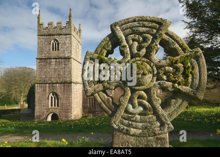 Lanhydrock Kirche mit Steinkreuz im Vordergrund Lanhydrock Gärten Bodmin North Cornwall South West England UK Stockfoto