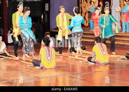 Traditionelle Tänzer Thai (tanzen) auf der Bühne. Bangkok, Thailand Stockfoto