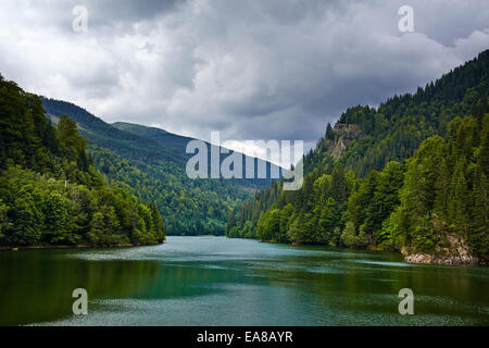 Landschaft mit See Petrimanu im rumänischen Parang mountains Stockfoto