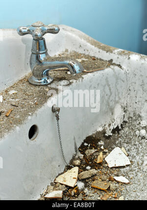 schmutzige Waschbecken mit Bauherren Schutt bedeckt Stockfoto