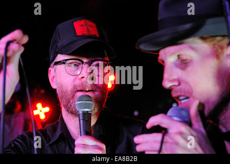 BARCELONA, Spanien - 4 FEB: Slim Cessna Auto Club (amerikanische Country Musikband) Leistung im Beiwagen Stadium. Stockfoto