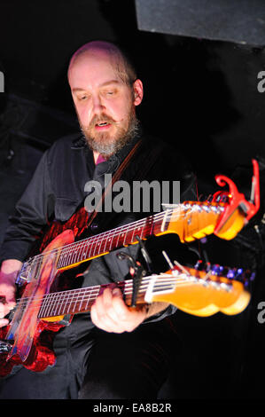 BARCELONA, Spanien - 4 FEB: Slim Cessna Auto Club (amerikanische Country Musikband) Leistung im Beiwagen Stadium. Stockfoto