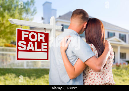 Für Immobilien Verkaufsschild und liebevolle militärische paar schöne neue Haus betrachten. Stockfoto