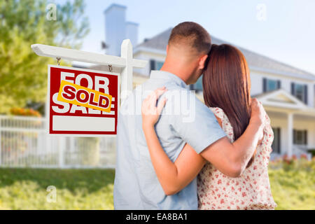 Für Immobilien Verkaufsschild und liebevolle militärische paar Blick auf schöne neue Haus verkauft. Stockfoto