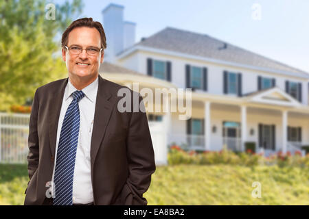 Attraktive Geschäftsmann vor schönen neuen Heim. Stockfoto