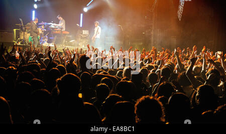 BARCELONA - FEB 15: Die Zuschauer Uhr die Kaiser Chiefs (berühmte britische Indie-Rock-Band) in Razzmatazz Clubs. Stockfoto