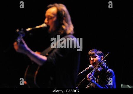 BARCELONA - 20 FEB: Fanfarlo, eine Band, die mit Folk, Electronica und Alternative Indierock experimentiert haben. Stockfoto