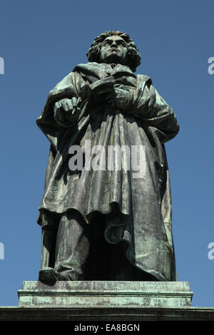 Denkmal für Ludwig van Beethoven vom deutschen Bildhauer Ernst Julius Hähnel auf dem Münsterplatz in Bonn, Deutschland. Stockfoto