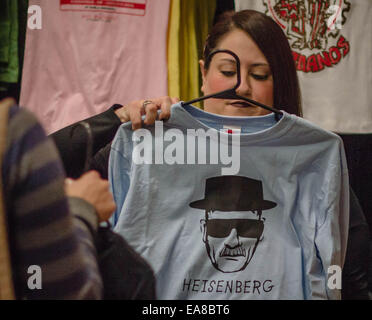 Albuquerque, New Mexico, USA. 8. November 2014. Roberto E. Rosales.The erste Breaking Bad Fan Fest fand über das Wochenende in der Innenstadt von Albuquerque Convention Center statt. Im Bild Niomi Martinez(Cq) erwägt ein Hemd von einem Anbieter zu kaufen. © Roberto E. Rosales/Albuquerque Journal/ZUMA Draht/Alamy Live-Nachrichten Stockfoto