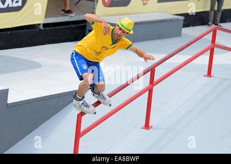 BARCELONA - 28 JUN: Eine professionelle Skater beim Inline-skating Sprünge Wettbewerb bei LKXA Extreme Sport Barcelona spielen. Stockfoto