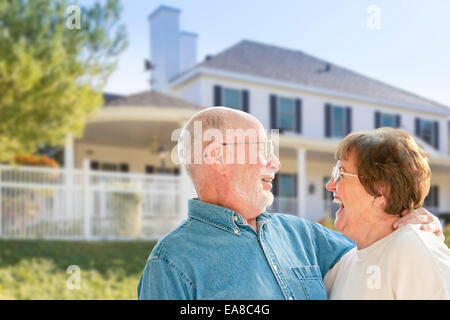 Gerne älteres Paar im Vorgarten ihres Hauses. Stockfoto