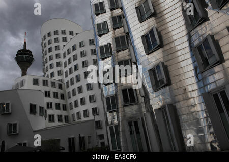 Der Neuer Zollhof entworfen von dem Architekten Frank Gehry im Stadtteil Medienhafen in Düsseldorf, Nordrhein-Westfalen, Deutschland. Stockfoto