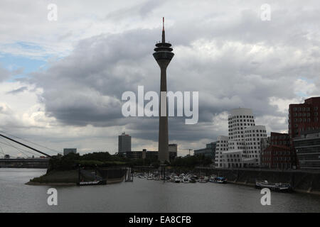 Der Rheinturm und der Neuer Zollhof Buildings (R) im Stadtteil Medienhafen in Düsseldorf, Nordrhein-Westfalen, Deutschland. Stockfoto