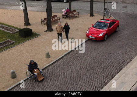 Ein behinderter Mann im Rollstuhl bittet vor der Russischen Gedächtniskirche in Leipzig, Sachsen, Deutschland. Stockfoto