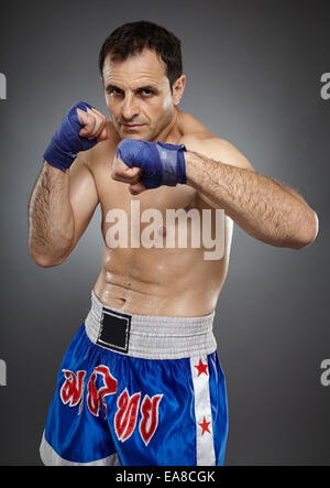 Kickbox oder Muay thai Kämpfer in Wache Haltung Stockfoto