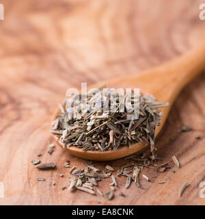 Kräuter der Provence. Gemischte getrocknete Kräuter in Löffel über hölzerne Hintergrund, selektiven Fokus Stockfoto