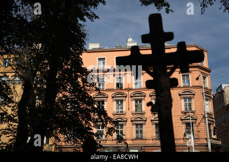 Kruzifix. Verlassene Grabstein auf dem Malostransky Friedhof in Prag, Tschechien. Stockfoto