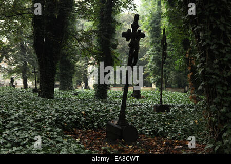 Verlassene Grabsteine auf dem Friedhof Malostransky in Prag, Tschechien. Stockfoto