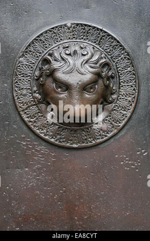 Karolingischen Wolfstür (der Wolf Tür) in der Westbau (Westfassade) im Dom zu Aachen, Nordrhein-Westfalen, Deutschland. Stockfoto