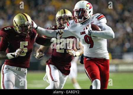 Alumni-Stadion. 8. November 2014. Louisville Cardinals Wide Receiver DeVante Parker (9) steifen Arme Boston College Eagles defensive zurück Ty-Meer Brown (5) während des zweiten Quartals des NCAA Football-Spiel zwischen dem Boston College Eagles und Louisville Cardinals im Alumni-Stadion. Anthony Nesmith/CSM/Alamy Live-Nachrichten Stockfoto