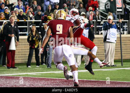 Alumni-Stadion. 8. November 2014. Louisville Cardinals Wide Receiver DeVante Parker (9) Hallen in einem Durchgang im zweiten Quartal des NCAA Football-Spiel zwischen dem Boston College Eagles und Louisville Cardinals im Alumni-Stadion. Anthony Nesmith/CSM/Alamy Live-Nachrichten Stockfoto