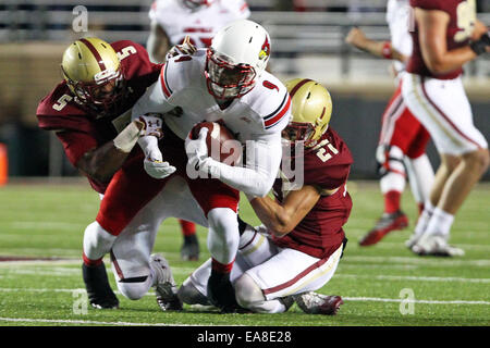 Alumni-Stadion. 8. November 2014. Louisville Cardinals Wide Receiver DeVante Parker (9) vom Boston College Eagles defensive zurück Ty-Meer Brown (5) und Boston College Eagles defensive Back Justin Simmons (27) im ersten Quartal des NCAA Football-Spiel zwischen dem Boston College Eagles und Louisville Cardinals im Alumni-Stadion in Angriff genommen wird. Anthony Nesmith/CSM/Alamy Live-Nachrichten Stockfoto