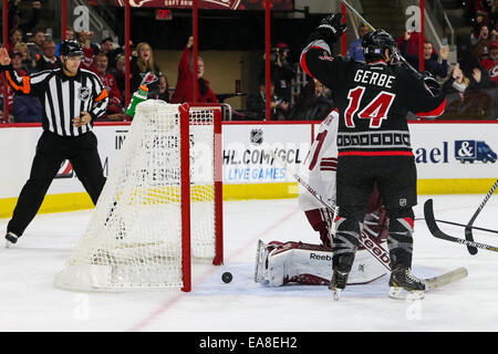 Raleigh, North Carolina, USA. 1. November 2014. während der NHL-Spiel zwischen den Arizona Coyotes und die Carolina Hurricanes in der PNC-Arena. Die Carolina Hurricanes besiegten die Arizona Coyotes 3-0. © Andy Martin Jr./ZUMA Draht/Alamy Live-Nachrichten Stockfoto