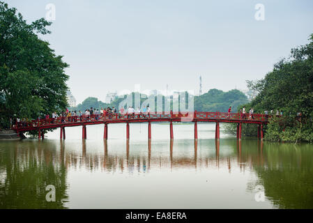 Huc Brücke zum Ngoc Son Tempel in Hanoi Stockfoto