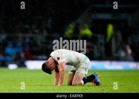 London, UK. 8. November 2014. Englands Owen Farrell hinunter nach der Einnahme einer Faust in das Gesicht von seinem Gegenspieler Neuseeland Aaron Cruden - QBE Herbst Internationals - England Vs New Zealand. Bildnachweis: Cal Sport Media/Alamy Live-Nachrichten Stockfoto