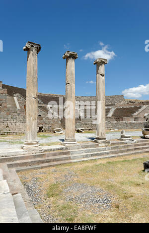 Nord-West-Ecke der Kolonnaden Stoa (Portikus) und römische Theater im Hintergrund. Asklepieion. Pergamon, Bergama, Türkei. Die Stockfoto