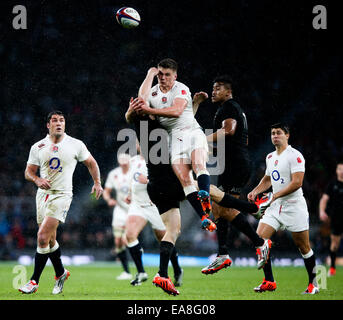 London, UK. 8. November 2014. Englands Owen Farrell nimmt eine Faust in das Gesicht von New Zealand Aaron Cruden - QBE Herbst Internationals - England Vs New Zealand. Bildnachweis: Cal Sport Media/Alamy Live-Nachrichten Stockfoto