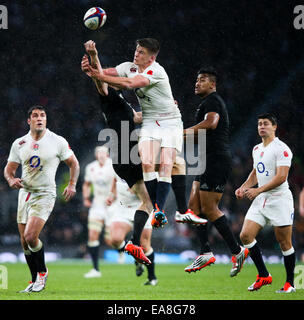 London, UK. 8. November 2014. Englands Owen Farrell nimmt eine Faust in das Gesicht von New Zealand Aaron Cruden - QBE Herbst Internationals - England Vs New Zealand. Bildnachweis: Cal Sport Media/Alamy Live-Nachrichten Stockfoto