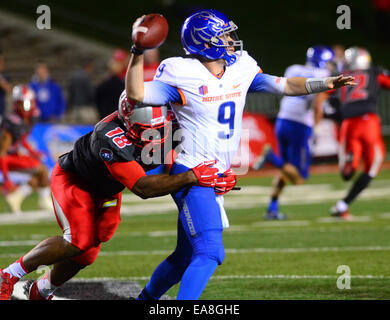 Albuquerque, NEW MEXICO, USA. 8. November 2014. 110814. Boise State Bronco Quarterback Grant Hedrick ist durch UNM Lobo Linebacker Javarie Johnson begegnet. Auf Samstag, 8. November 2014 fotografiert. / Adolphe Pierre-Louis/Journal. © Adolphe Pierre-Louis/Albuquerque Journal/ZUMA Draht/Alamy Live-Nachrichten Stockfoto