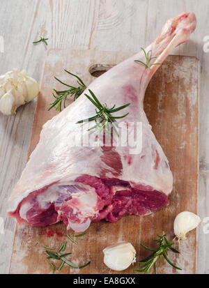 Rohes Lammfleisch Bein auf einem Holztisch. Stockfoto