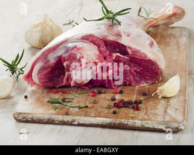 Rohes Lammfleisch Bein auf einem Holztisch. Stockfoto