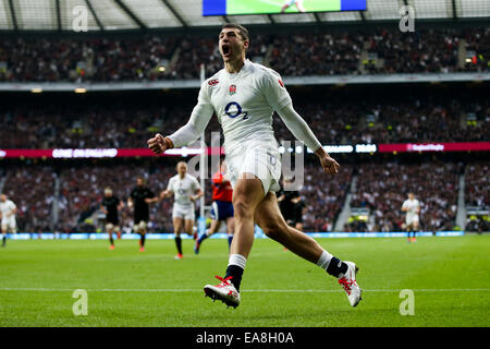 London, UK. 8. November 2014. Englands Jonny scoring kann seine Seite 1. Versuch - QBE Herbst Internationals - England Vs New Zealand. Bildnachweis: Cal Sport Media/Alamy Live-Nachrichten Stockfoto