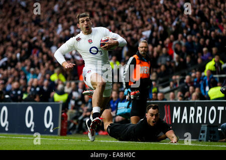 London, UK. 8. November 2014. Englands Jonny scoring kann seine Seite 1. Versuch - QBE Herbst Internationals - England Vs New Zealand. Bildnachweis: Cal Sport Media/Alamy Live-Nachrichten Stockfoto