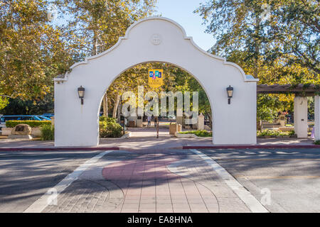 1917 Mission Revival Stil Torbogen führt zu Park mit Film Festival Zeichen in Ojai, Kalifornien. Stockfoto