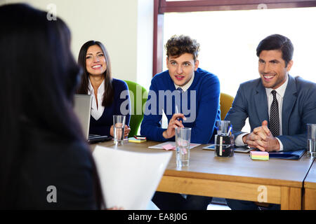 Business-Frau sitzt am Interview im Büro Stockfoto