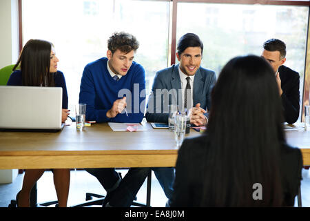 Business, Karriere und Büro Konzept - lächelnd Geschäftsfrau im Vorstellungsgespräch im Büro Stockfoto