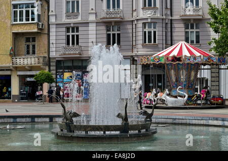 Brunnen und alte renovierte Haus in Plovdiv, Bulgarien Stockfoto