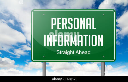 Autobahn-Schild mit persönlichen Informationen Wortlaut auf Himmelshintergrund. Stockfoto