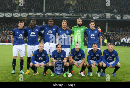 Liverpool, Vereinigtes Königreich. 6. November 2014. Everton-Team Gruppe hintere Reihe von links: James McCarthy, Romelu Lukaku, Sylvain Distin, Phil Jagielka, Tim Howard und Gareth Barry Everton.Front Reihe von links: Steven Naismith, Leighton Baines, Leon Osman, Aidan McGeady und Tony Hibbert der Everton - UEFA Europa League - Everton Vs Lille - Goodison Park Stadium - Liverpool - England 6. November 2014 - Pic Simon Bellis/Sportimage. © Csm/Alamy Live-Nachrichten Stockfoto